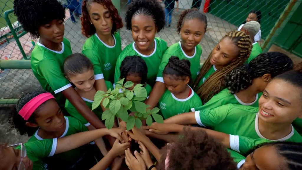 Uma ação de resgate da área verde do Estádio de Pituaçu, em Salvador, foi realizada por alunas de futebol do projeto social
