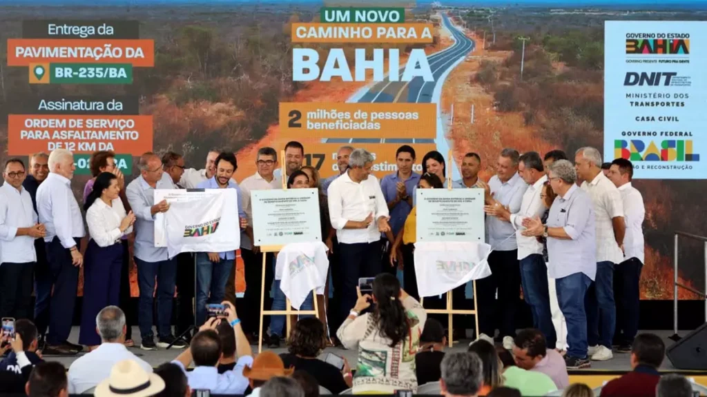 A semana dos moradores de Campo Alegre de Lourdes, no norte baiano, começou bem movimentada. Isso porque o governador