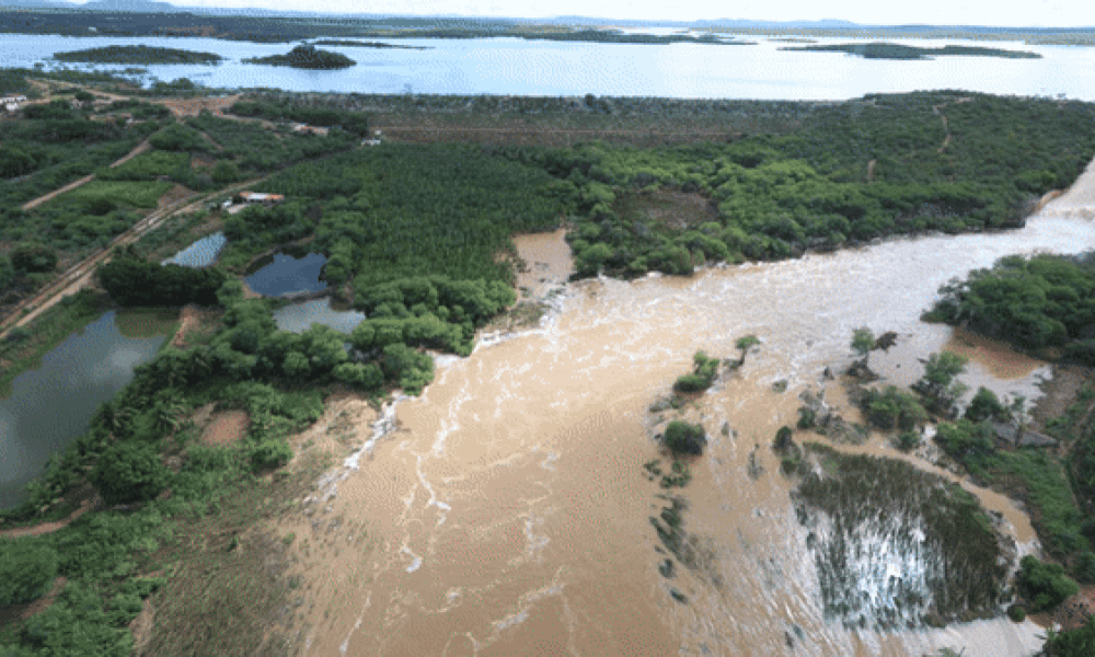 O governador Jerônimo Rodrigues esteve em Canudos, na tarde deste sábado (6), para acompanhar as ações emergenciais realizadas pelo