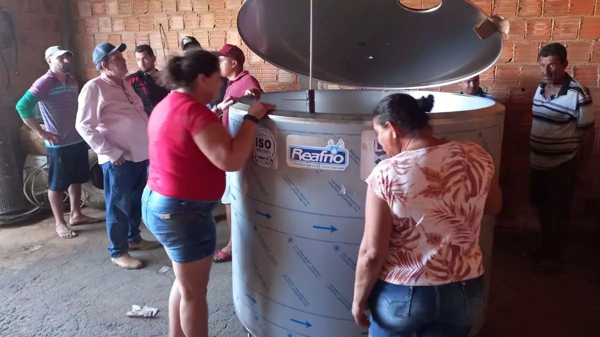 semana, com a entrega de quatro tanques resfriadores de leite. A ação, executada por meio da Companhia de Desenvolvimento e