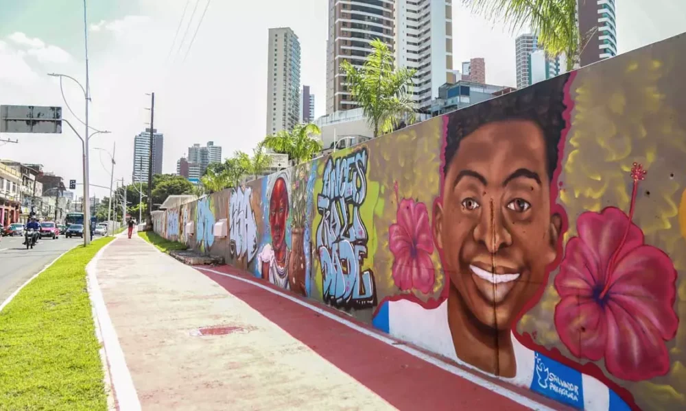 A cidade de Salvador recebeu, na última terça-feira (30), o primeiro mural artístico do BRT, uma parceria da Prefeitura, através