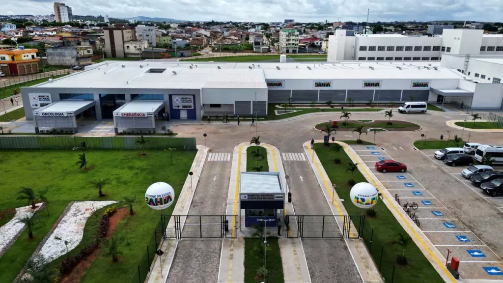 Durante a inauguração do Hospital Estadual Costa das Baleias, nesta sexta-feira (10), em Teixeira de Freitas, realizada