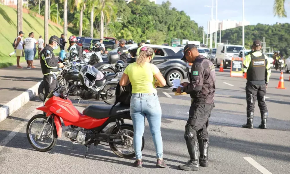 Uma mega blitz foi deflagrada pela Superintendência de Trânsito de Salvador (Transalvador), Guarda Civil Municipal (GCM),