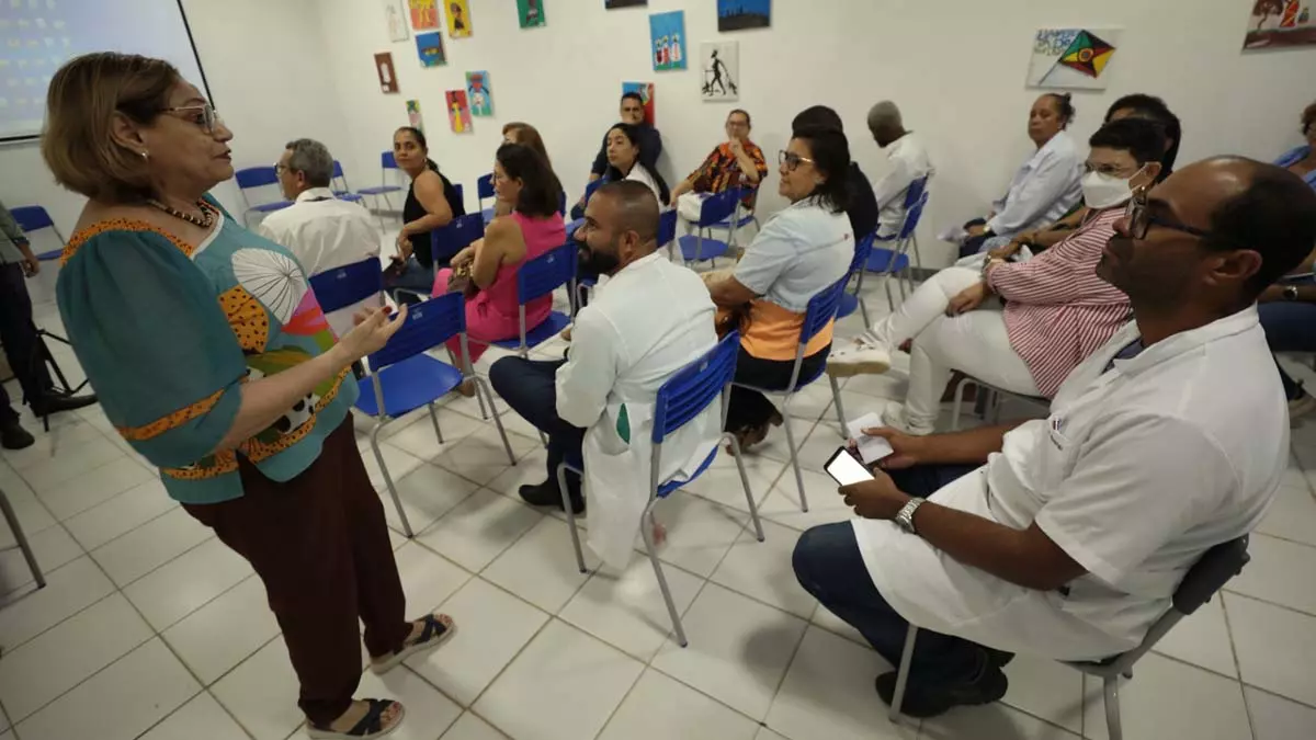 De segunda a sexta-feira, sempre nos três turnos, professores da rede estadual de ensino ministram aulas para um público especial: