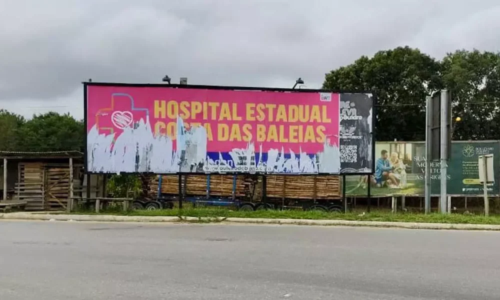 Os outdoors do Governo do Estado da Bahia que divulgavam informações sobre o Hospital Estadual Costa das Baleias foram