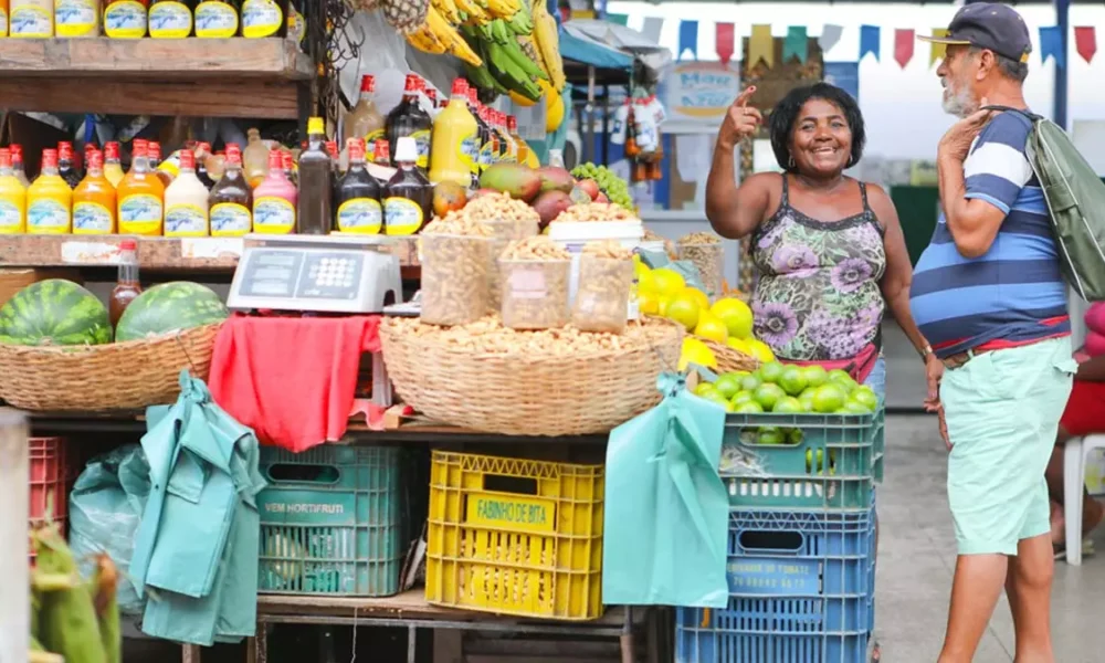 a exemplo do milho, amendoim, laranja, carimã e coco. Esses são só alguns dos produtos encontrados nas feiras e mercados municipais