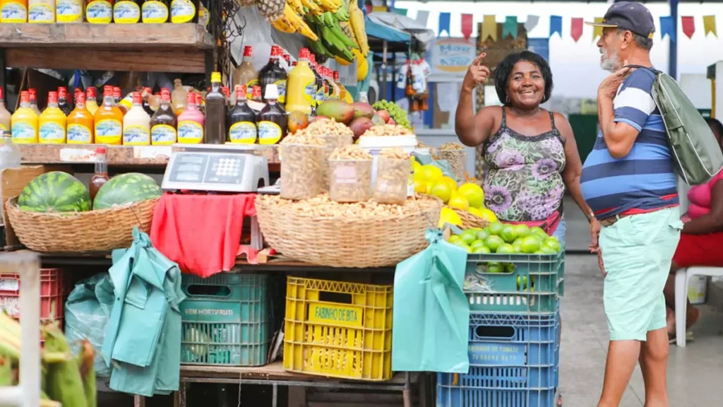 a exemplo do milho, amendoim, laranja, carimã e coco. Esses são só alguns dos produtos encontrados nas feiras e mercados municipais