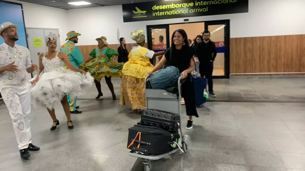 A noite de segunda-feira (17) foi animada no aeroporto de Salvador, na estreia do terceiro voo semanal de Madri (Espanha)