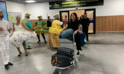 A noite de segunda-feira (17) foi animada no aeroporto de Salvador, na estreia do terceiro voo semanal de Madri (Espanha)