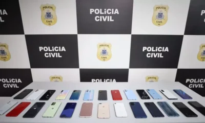 A Delegacia Especializada de Repressão a Roubos em Coletivos (DERRC) realizou a entrega de 23 celulares roubados em ônibus.