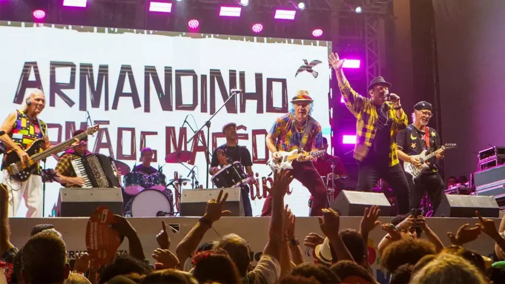 Precursores do Carnaval, Armandinho e os Irmãos Macedo subiram ao palco do São João do Pelourinho na noite desta segunda-feira (24)