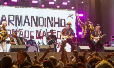 Precursores do Carnaval, Armandinho e os Irmãos Macedo subiram ao palco do São João do Pelourinho na noite desta segunda-feira (24)