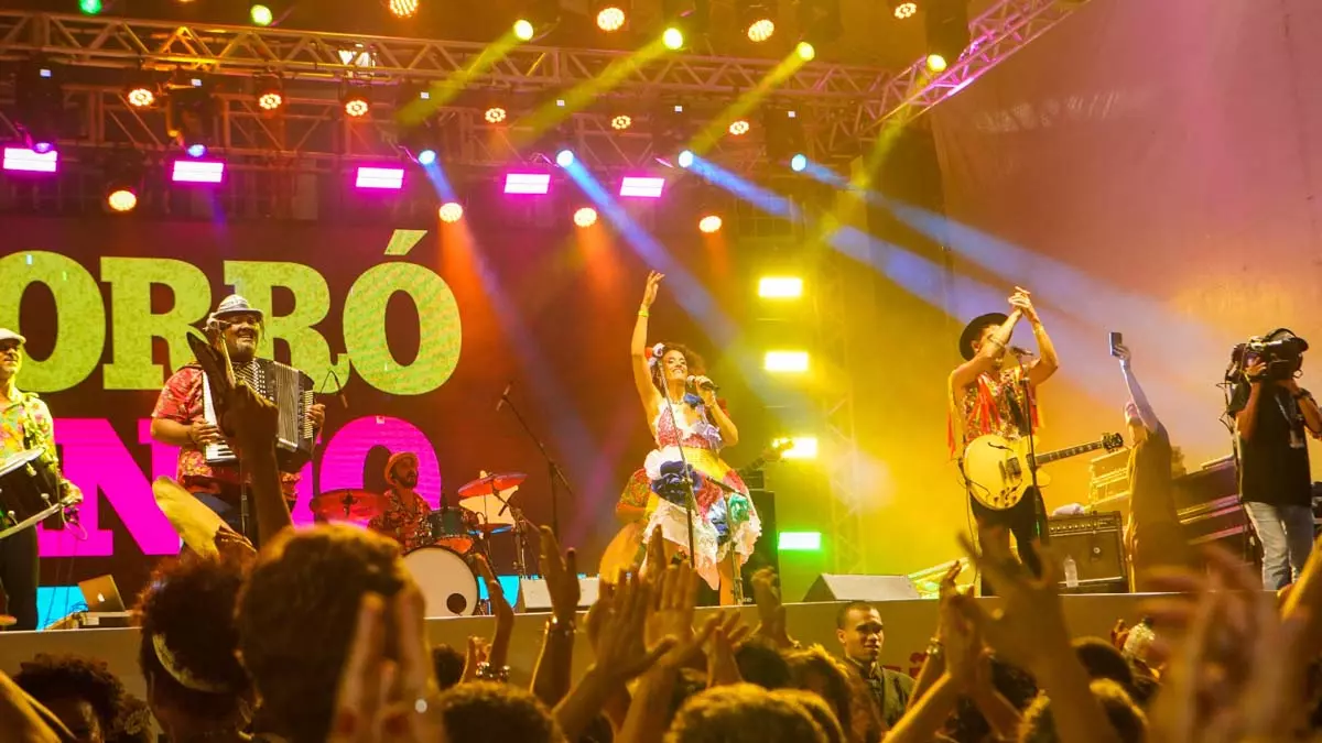 No lugar do famoso “tira o pé do chão”, a tradicional banda de carnaval, Bailinho de Quinta, fez a multidão arrastar o pé nesta