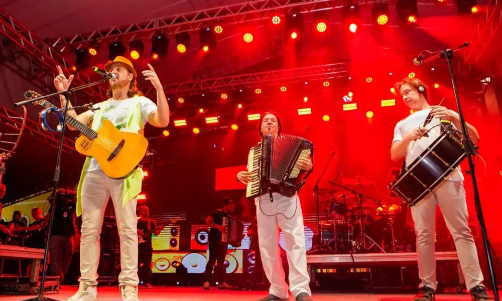 Atração mais esperada da noite, o Falamansa foi recepcionado por uma multidão que cantou em coro o sucesso 'Xote dos Milagres,