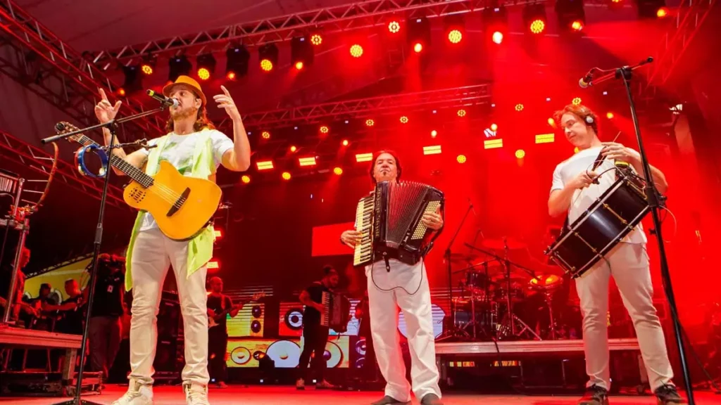 Atração mais esperada da noite, o Falamansa foi recepcionado por uma multidão que cantou em coro o sucesso 'Xote dos Milagres,