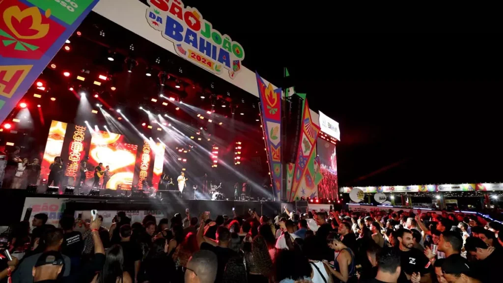 O tradicional São João do Parque de Exposições, em Salvador, começou nesta quinta-feira (13) com shows de artistas do forró,