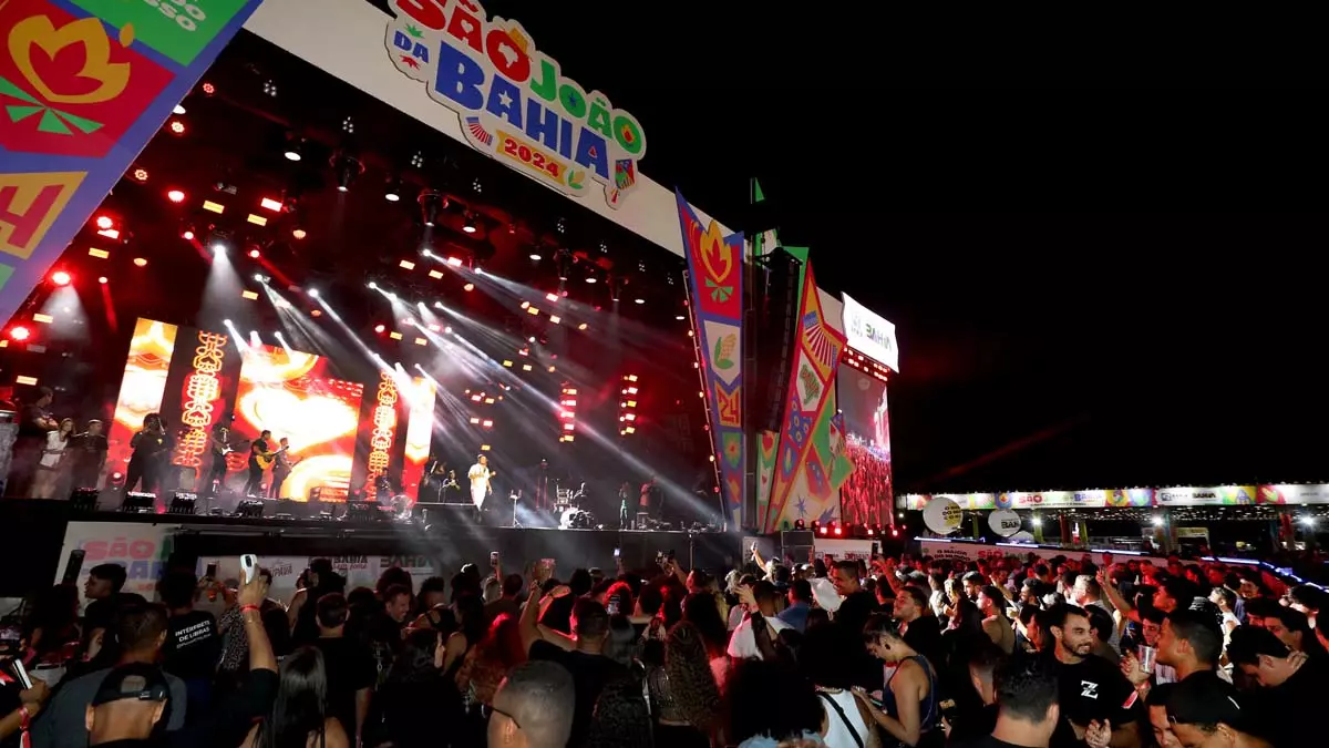 O tradicional São João do Parque de Exposições, em Salvador, começou nesta quinta-feira (13) com shows de artistas do forró,
