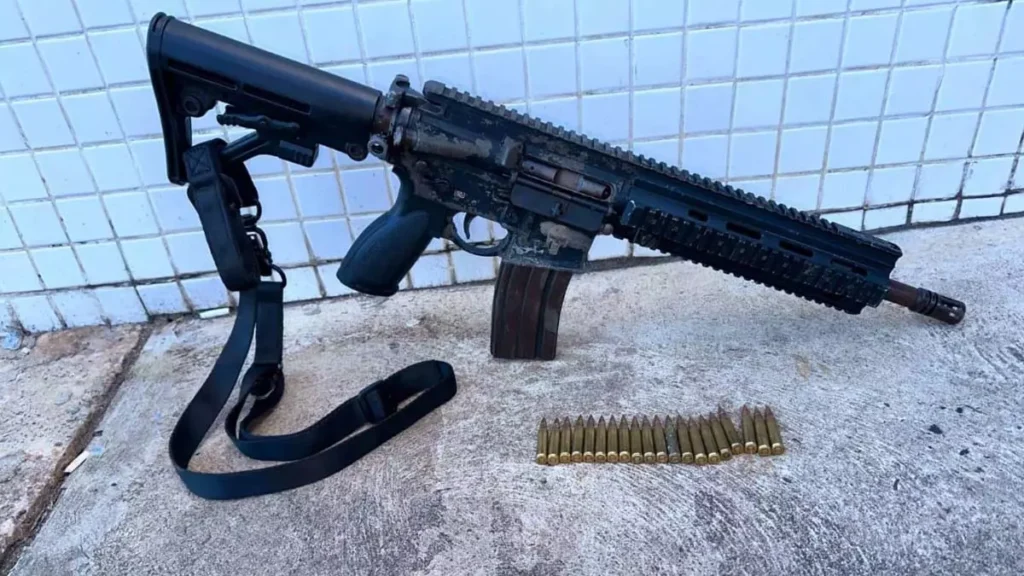 Policiais militares da CIPT/Rondesp Atlântico apreenderam, na tarde deste sábado (22), um fuzil e munições em Itapuã.