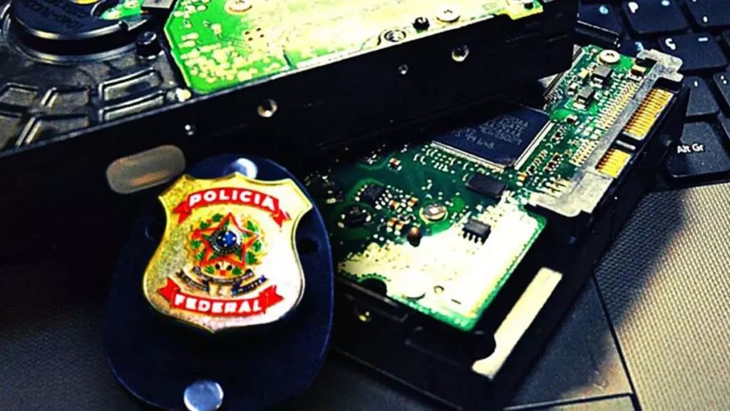 em face de alvo que compartilhava, em plataformas de internet, imagens de abuso sexual infantil, na cidade de Salvador.
