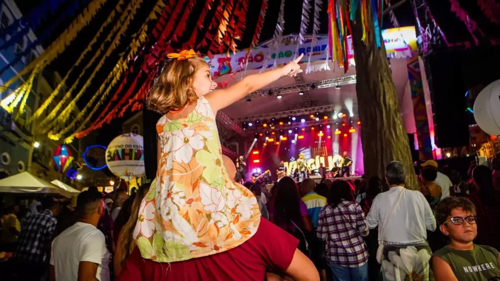 O forró raiz do cantor Virgílio fez uma multidão arrastar o pé no Largo do Pelourinho, nesta sexta-feira (21). A festa, que este ano