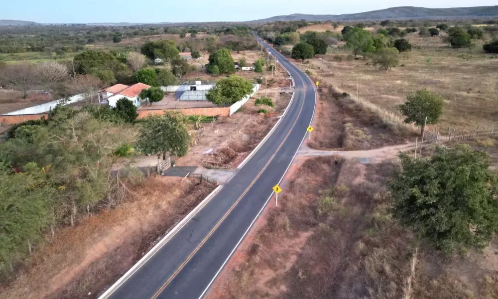 Em Santa Maria da Vitória, Território da Bacia do Corrente, o governador Jerônimo Rodrigues entregou, neste sábado (20), a pavimentação