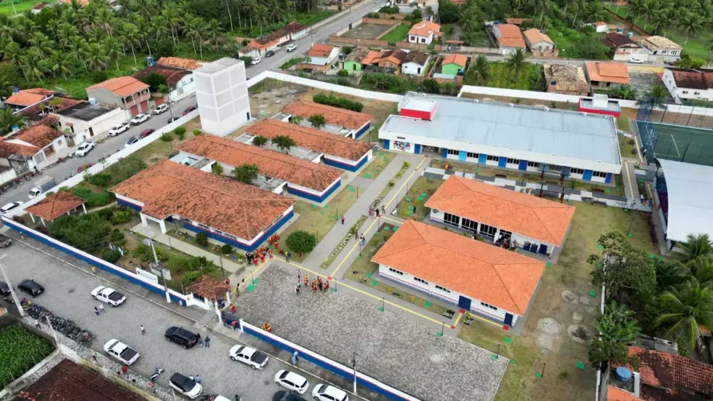 A cidade de Acajutiba, no território Litoral Norte, recebeu o governador Jerônimo Rodrigues neste sábado (13), para uma série de