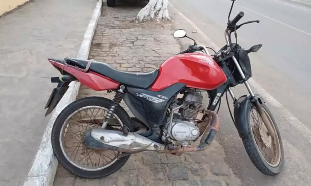 Na tarde de sexta-feira (19), a Polícia Rodoviária Federal (PRF) recuperou uma motocicleta adulterada durante um comando de