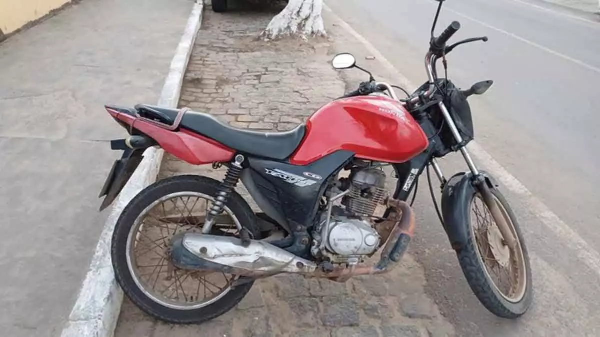 Na tarde de sexta-feira (19), a Polícia Rodoviária Federal (PRF) recuperou uma motocicleta adulterada durante um comando de