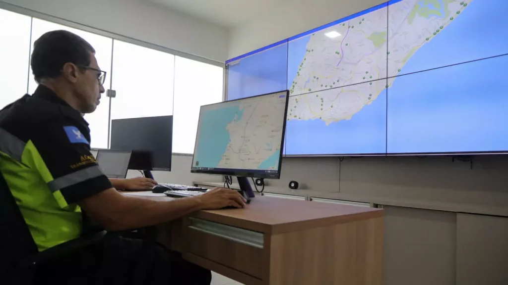 A capital baiana passa a ter uma central de comando virtual dos semáforos da cidade. O Centro de Controle Semafórico (CCS),
