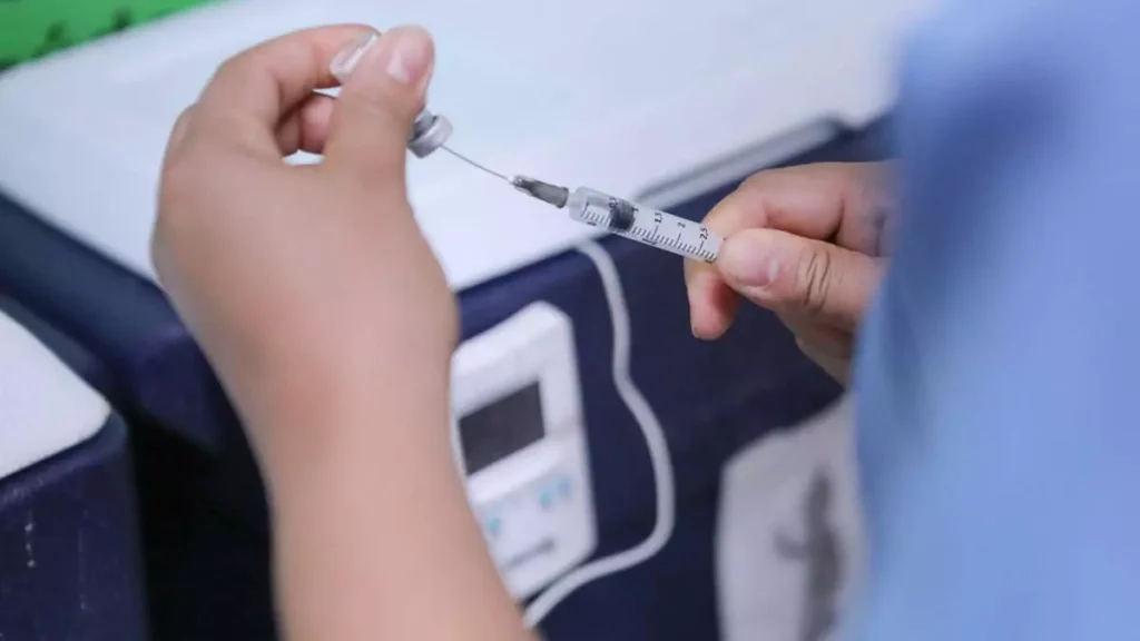 a Secretaria Municipal da Saúde (SMS) alerta para a necessidade de o público-alvo procurar a 2ª dose do imunizante nos postos de saúde