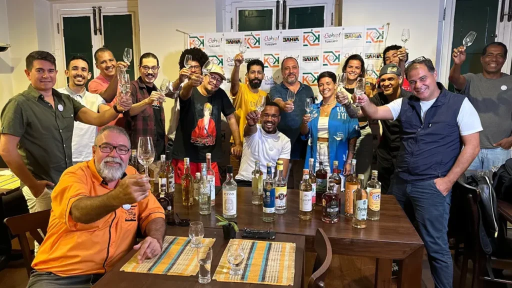 Cachaça, aguardente, pinga ou branquinha. Os nomes são usados para denominar a bebida genuinamente brasileira, feita com o caldo