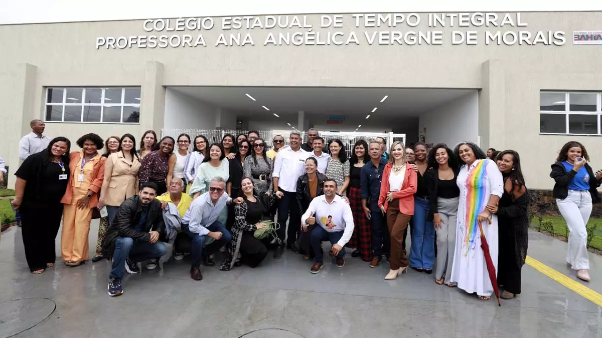 Estadual de Tempo Integral Professora Ana Angélica Vergne de Morais. Ainda na cidade, o chefe do executivo baiano entregou