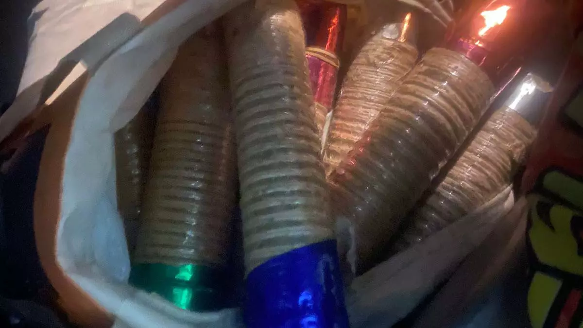 Duas pessoas foram detidas e 19 espadas apreendidas por equipes do BPatamo e das 18ª e 19ª CIPMs, entre a noite de terça (2)