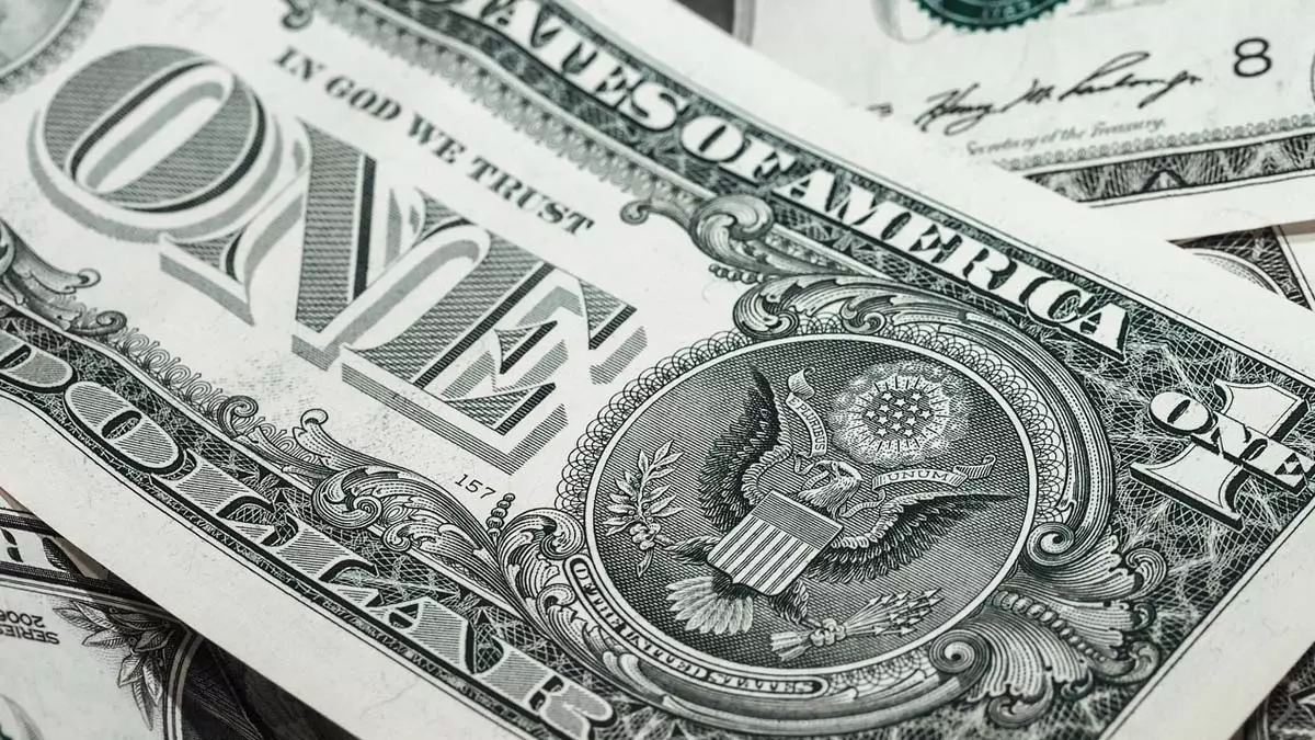 A previsão do mercado financeiro é de que o dólar terminará o ano de 2024 cotado a R$ 5,20. A informação faz parte do Boletim Focus,