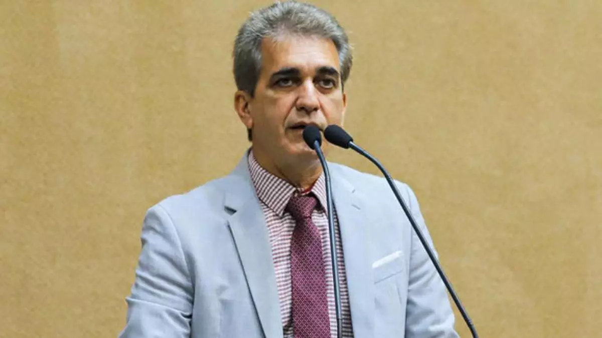 O deputado estadual Robinson Almeida (PT) avaliou que o deputado Pablo Roberto (PSDB) desistiu de disputar a prefeitura de Feira de