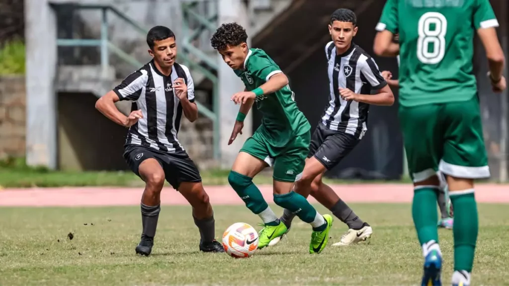 A equipe sub-15 do Goiás venceu o Botafogo (RJ) por 1x0 e conquistou a Copa 2 de Julho de Futebol Sub-15 pela primeira vez.