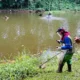 operação para remover resíduos e materiais inservíveis descartados de forma irregular em uma encosta no Parque Lagoa dos Pássaros