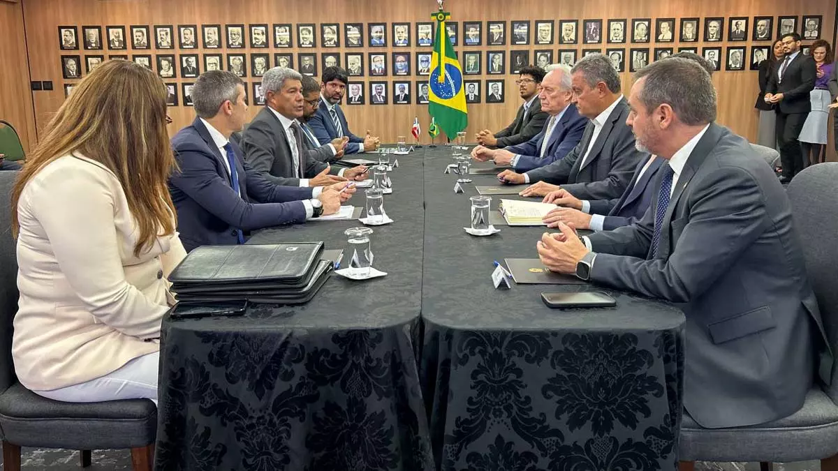 Lewandowski. Durante o encontro, foi assinada a entrega de 60 viaturas do Governo Federal para o estado da Bahia. Deste total,