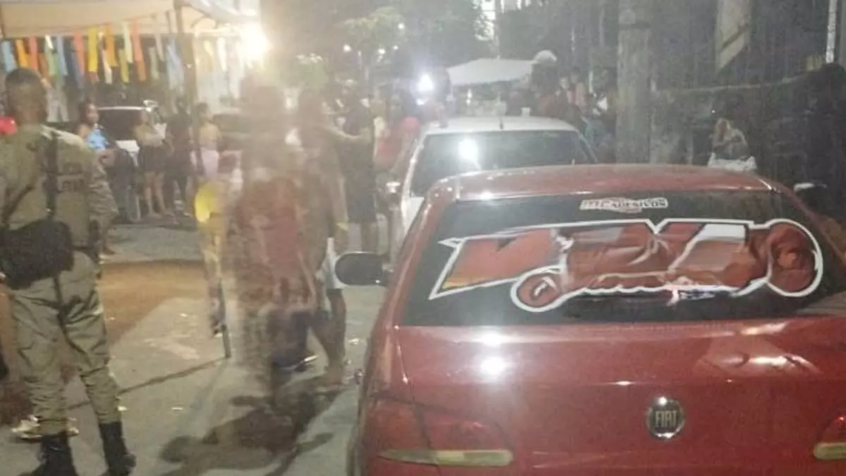 Na noite de sábado (29), policiais militares da 37ª CIPM encerraram uma festa tipo paredão na Avenida Peixe, Bairro Pero Vaz.