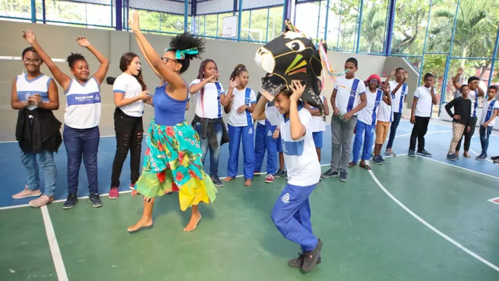 celebrado o Dia do Folclore (22 de agosto), a Escolab Coutos, no Subúrbio, recebe uma oficina de contação de histórias realizada