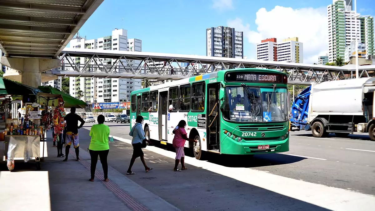 principais corredores da cidade, durante o horário de pico. A origem das novas linhas se deu após técnicos da área de planejamento