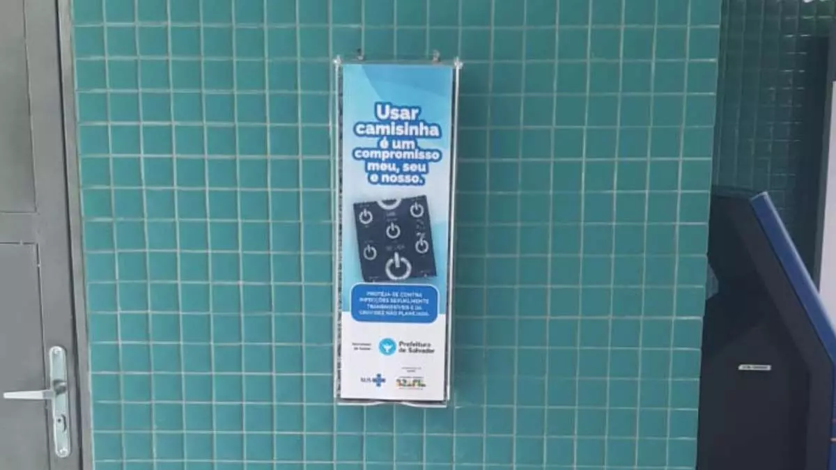 Com o objetivo de estimular a prevenção de infecções sexualmente transmissíveis, nas estações do BRT foram instalados