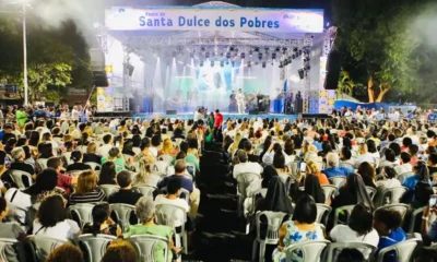 Devotos de Santa Dulce dos Pobres e fãs do Padre Fábio de Melo se reuniram na noite desta segunda-feira (12) na praça que leva o nome