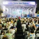 Devotos de Santa Dulce dos Pobres e fãs do Padre Fábio de Melo se reuniram na noite desta segunda-feira (12) na praça que leva o nome