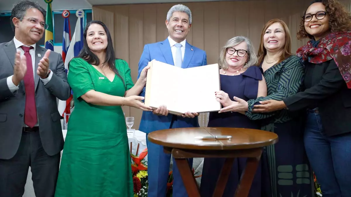 acompanhado da secretária da Educação, Rowena Brito, e da reitora da Universidade Estadual de Feira de Santana (Uefs), Amali Mussi,