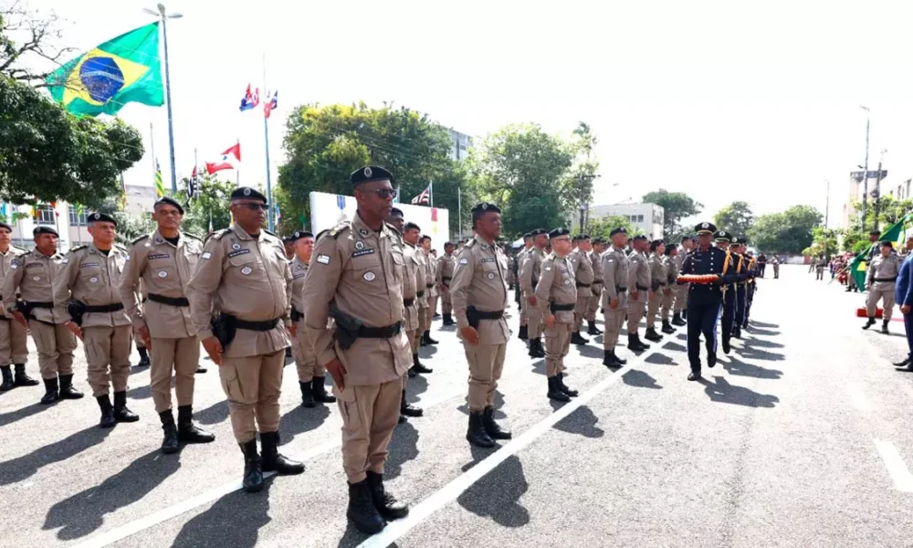 profissionais de segurança pública, a Polícia Militar da Bahia (PMBA) condecorou, na manhã desta sexta-feira (23), 210 policiais