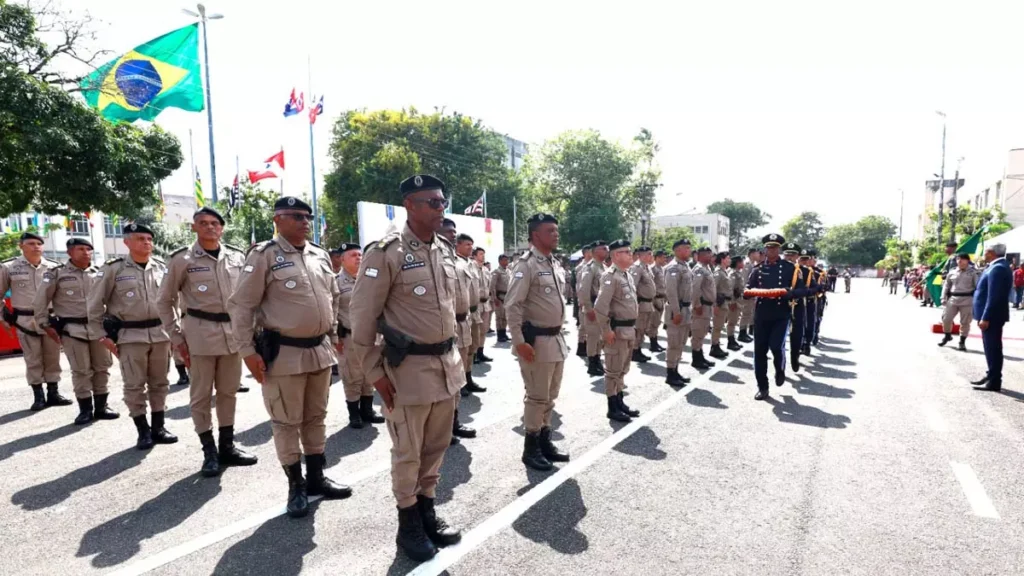 profissionais de segurança pública, a Polícia Militar da Bahia (PMBA) condecorou, na manhã desta sexta-feira (23), 210 policiais