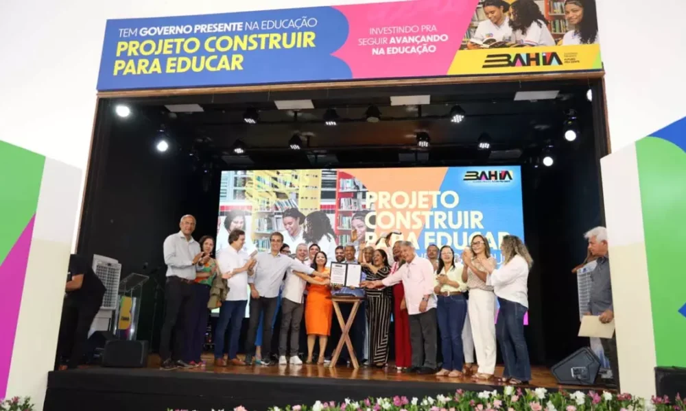 ampliação e modernização de 79 colégios estaduais na Bahia. A cerimônia aconteceu no Centro Estadual de Educação Profissional