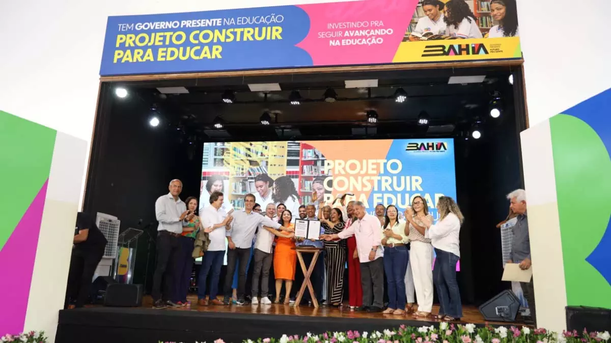 ampliação e modernização de 79 colégios estaduais na Bahia. A cerimônia aconteceu no Centro Estadual de Educação Profissional