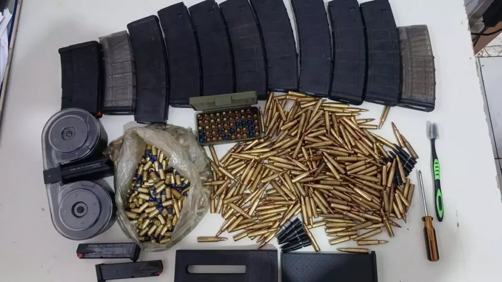 Na manhã desta sexta-feira (30), policiais militares do 23º BPM apreenderam grande quantidade de munições e carregadores